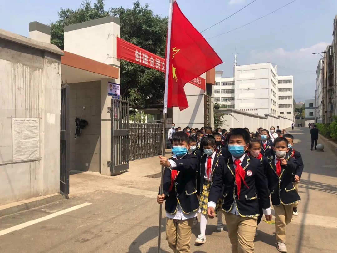 开远市东城小学组织100名师生前往开远市道路安全交通警示中心参观