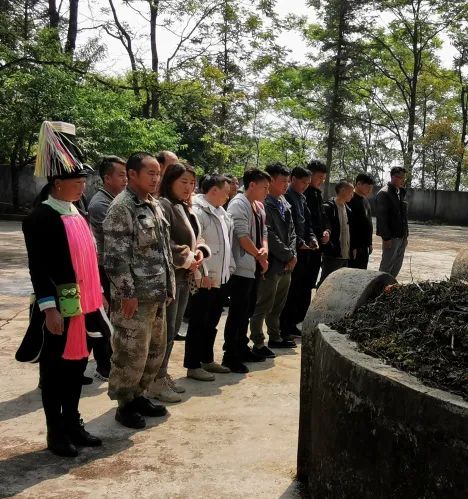 3月28日,大坪乡组织新任村干部及机关支部部分党员前往大坪乡烈士陵园