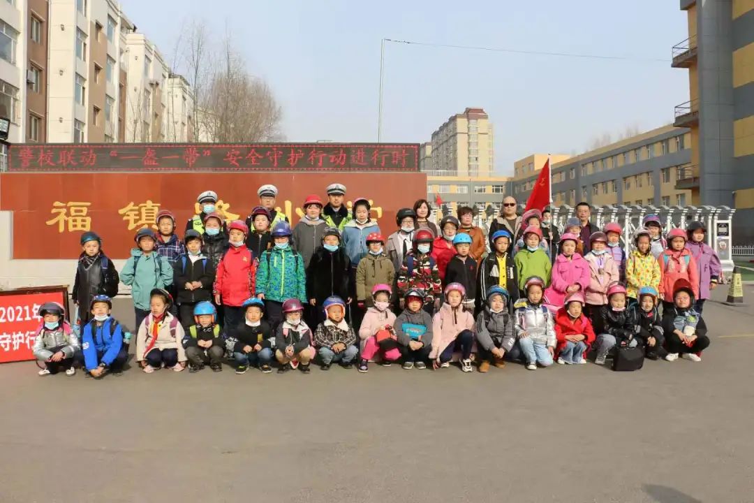 我为群众办实事龙山交警交通普法进校园平安童行伴成长