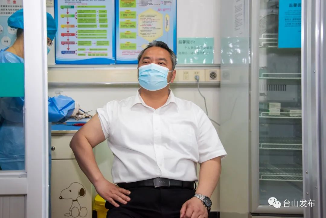 接种现场,李惠文,郑劲龙,陈瑞琪等市领导在医务人员指引下,逐一登记