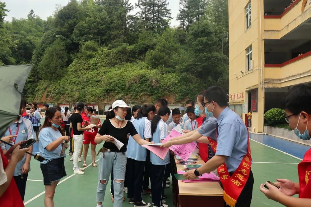 我们还在建瓯市芝华中学,东游中学,建瓯七中,龙村中学建立法治教育