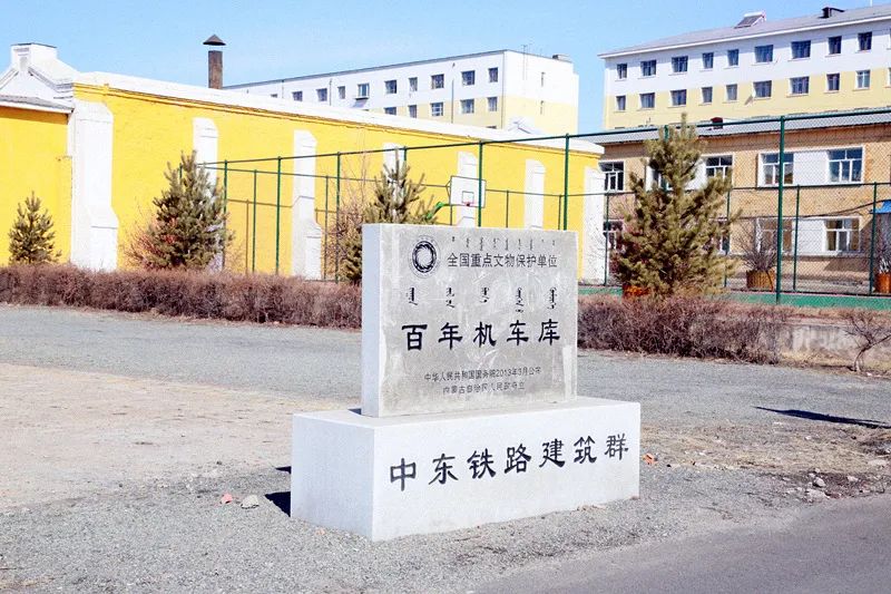 队伍教育整顿牙克石市人民法院组织干警祭扫博克图镇革命英雄纪念碑及