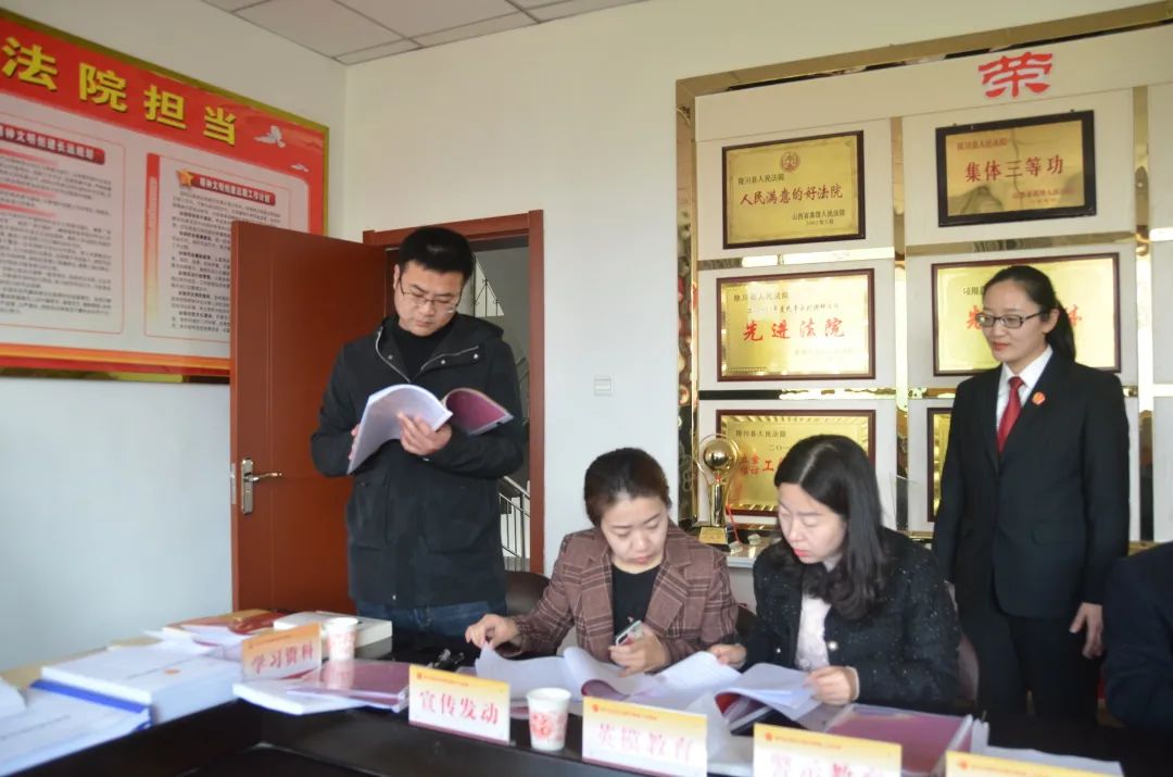 郎俊峰一行仔细查阅了学习教育工作资料和台账,翻阅了干警学习笔记,并