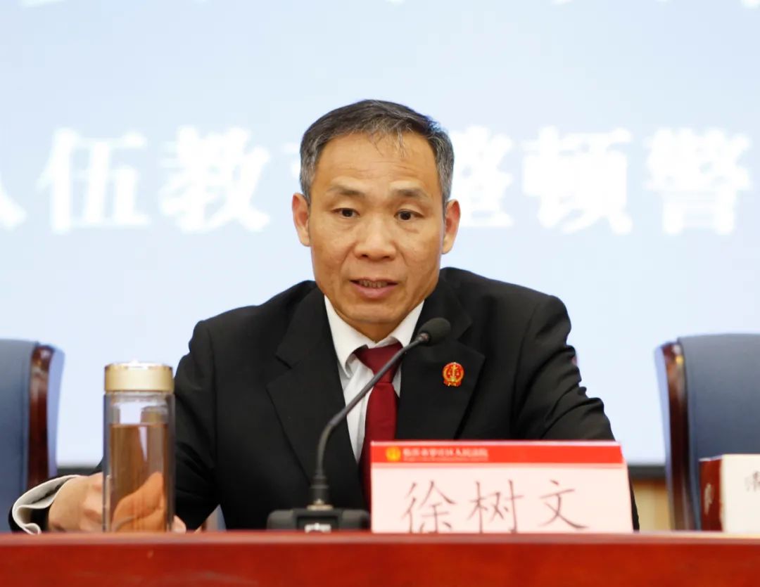 会上,纪检组长徐树文结合违法违纪典型案例作了廉政教育,全体干警观看