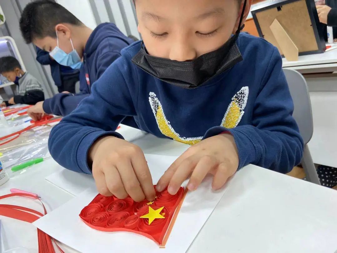 衍纸国旗亲手做,爱国情怀从小育