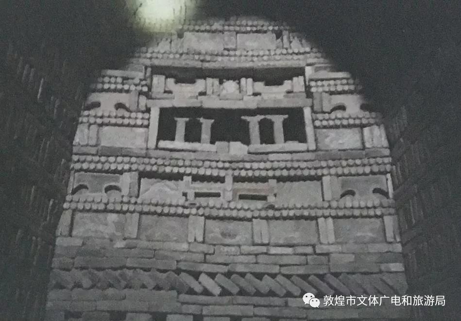 因为它们的时代意味着这处墓地与旁边不远的莫高窟早期洞窟平行存在