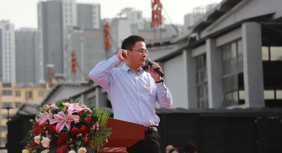 庄严重温入党誓词鼓楼区环城街道银郡社区老党员代表曹祥文今年76岁