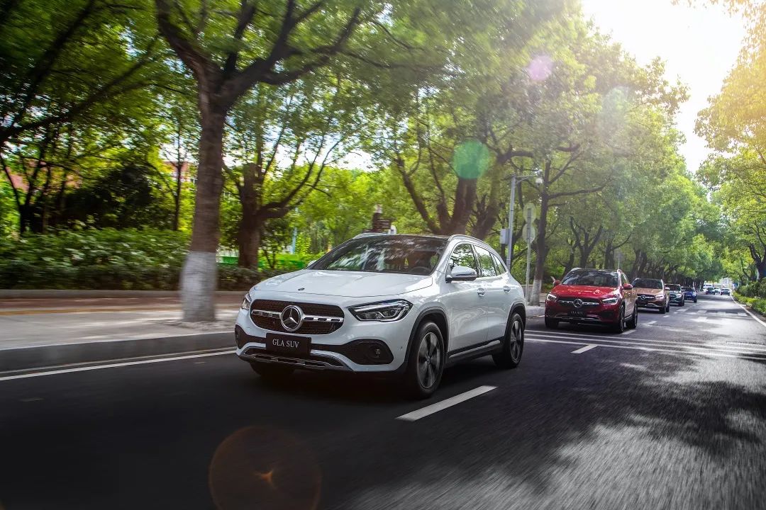 全新梅赛德斯奔驰glasuv与无畏的你相逢在花路