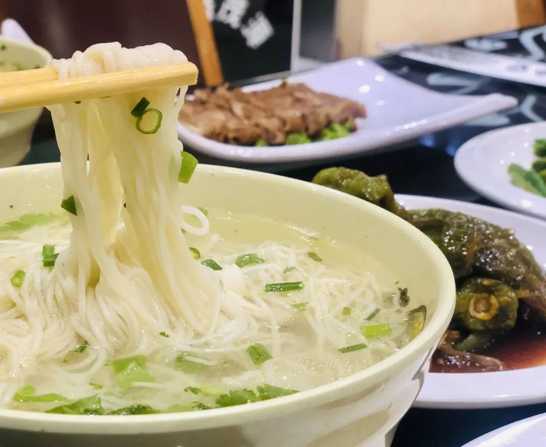 每年初夏到初秋,浆水面就超越了牛大,成为兰州最火爆的美食,每个兰州