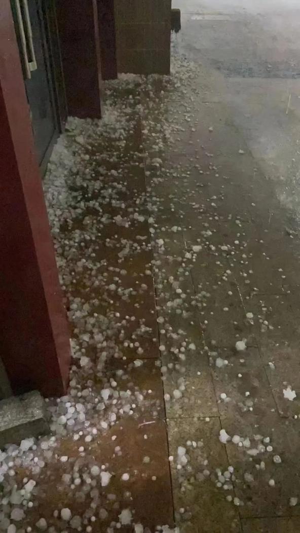 直径最大有6厘米江西下大冰雹了