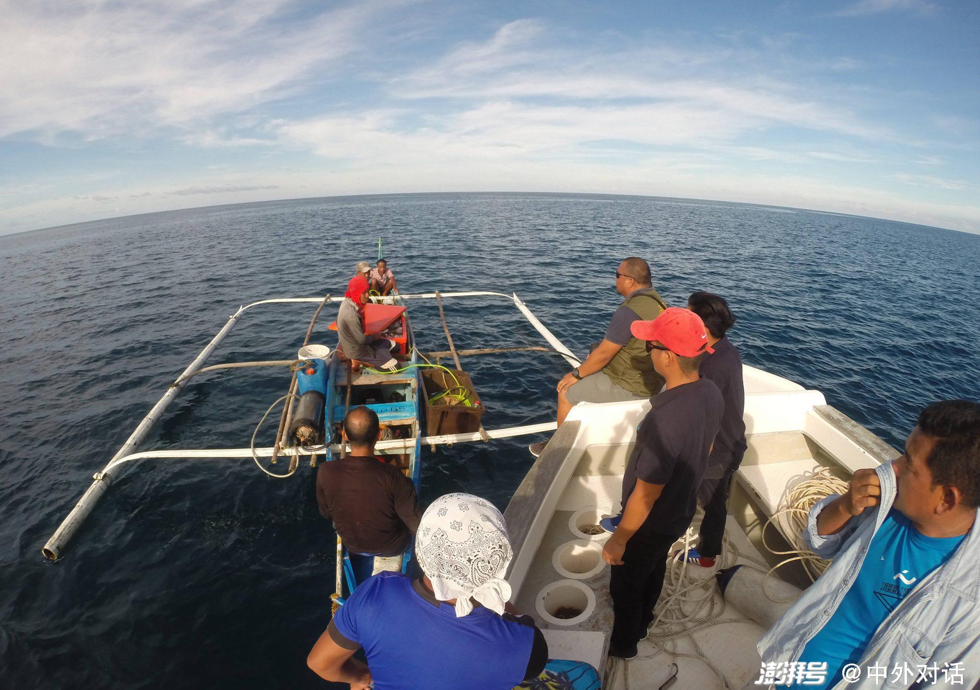 珊瑚礁捍卫者的巡逻船在检查一艘涉嫌在苏古德群岛海洋保护区内从事