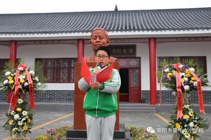 今天党员,团员和少先队员代表三级联动,共同走进闫普润烈士纪念馆,就