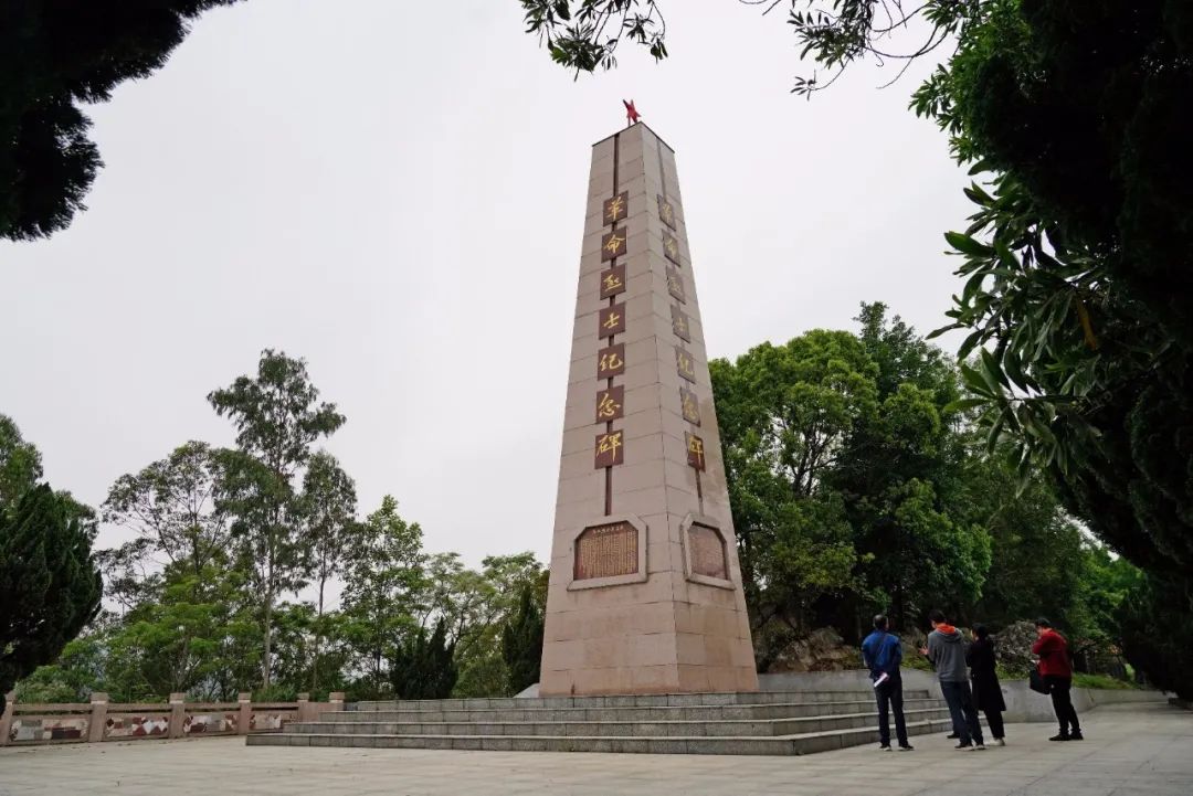 紅星照耀振興發展路在紀念公園東邊,馬塘河靜靜流淌