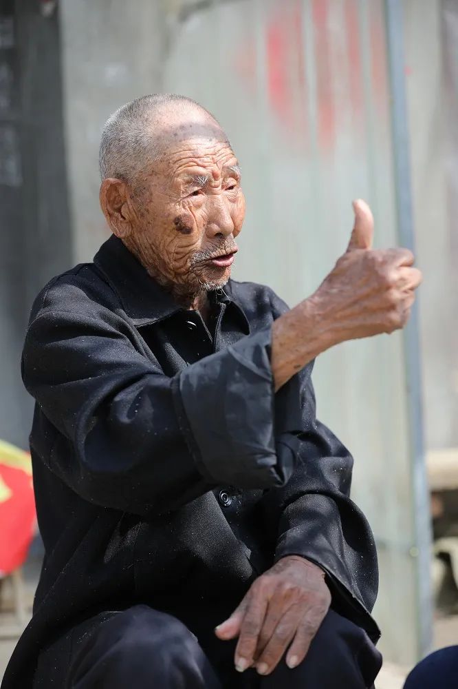 也被众多网友称呼为"网红爷爷"是105岁的抗战老兵他就是许世吉日照市