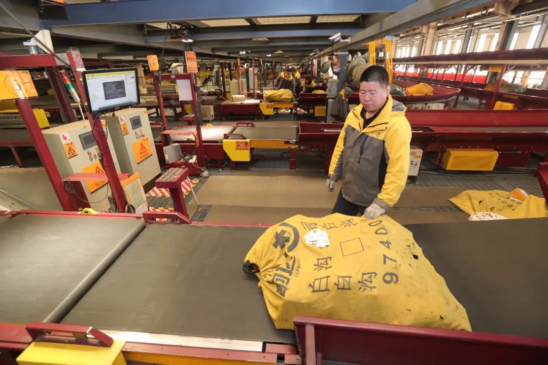 与此同时,在韵达华北转运中心的仓库前,十余辆大货车一字排开,公司