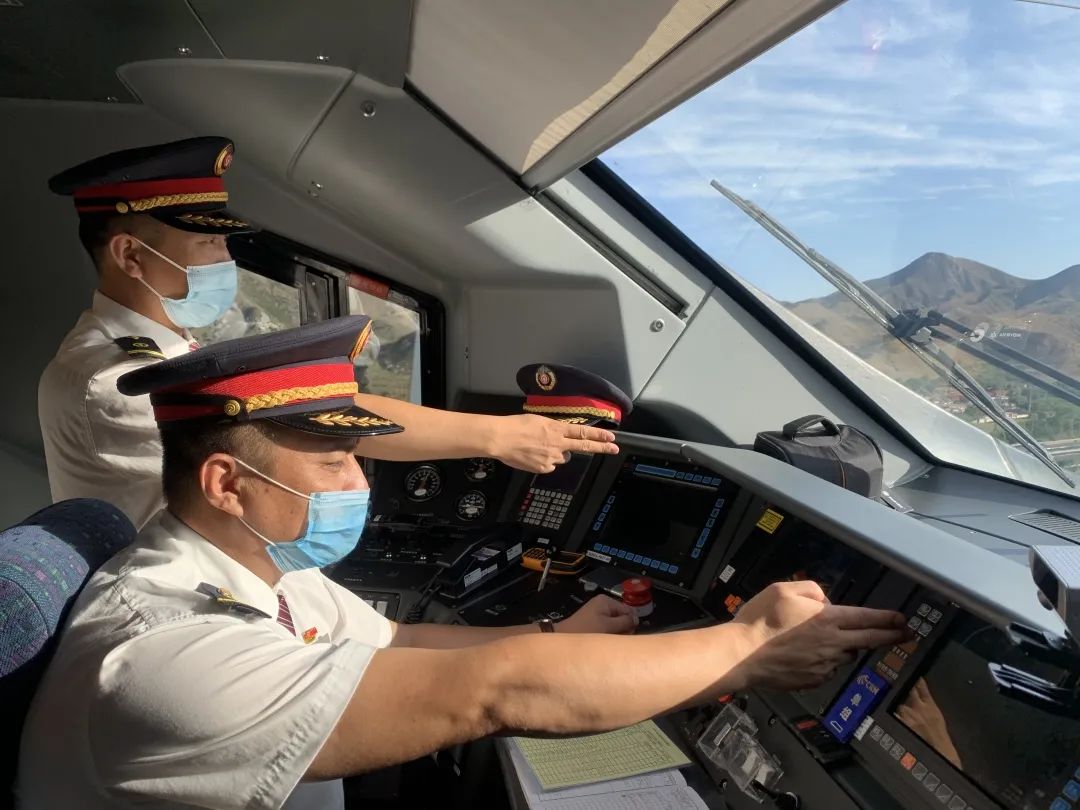 高铁司机开车时犯困怎么办