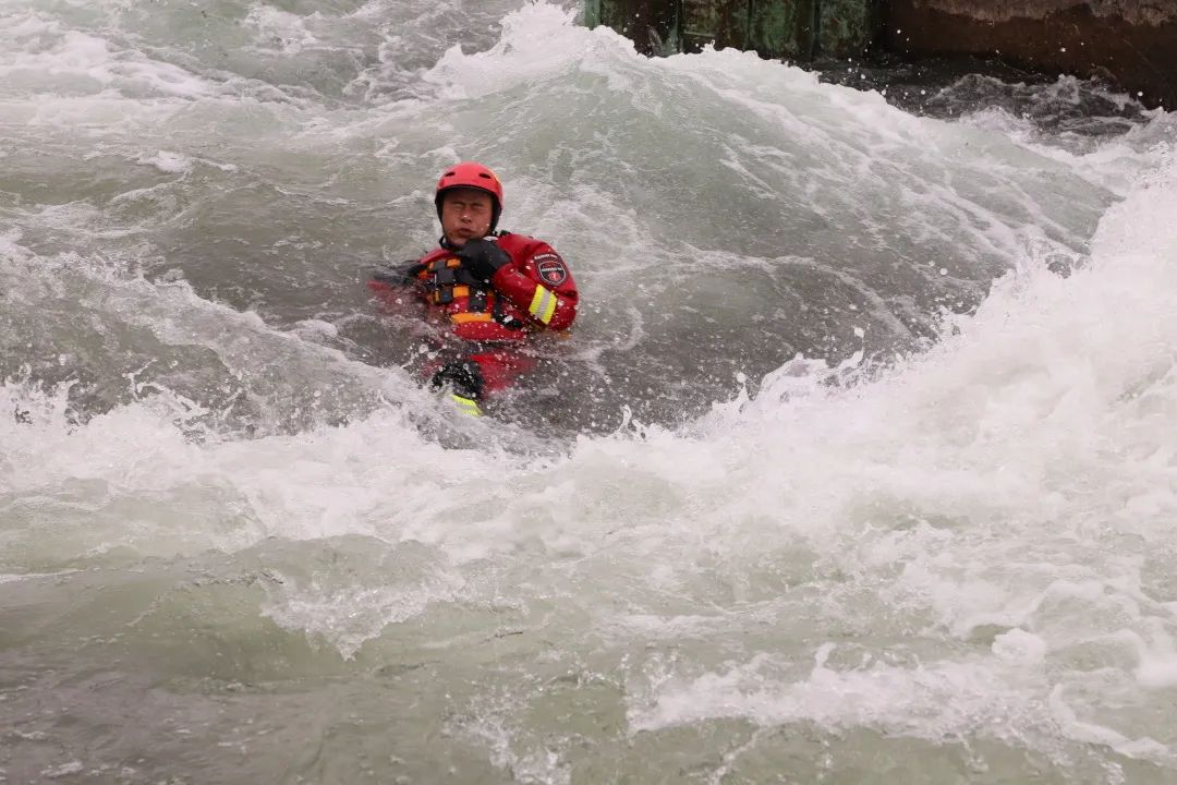 惊险490米激流脱困