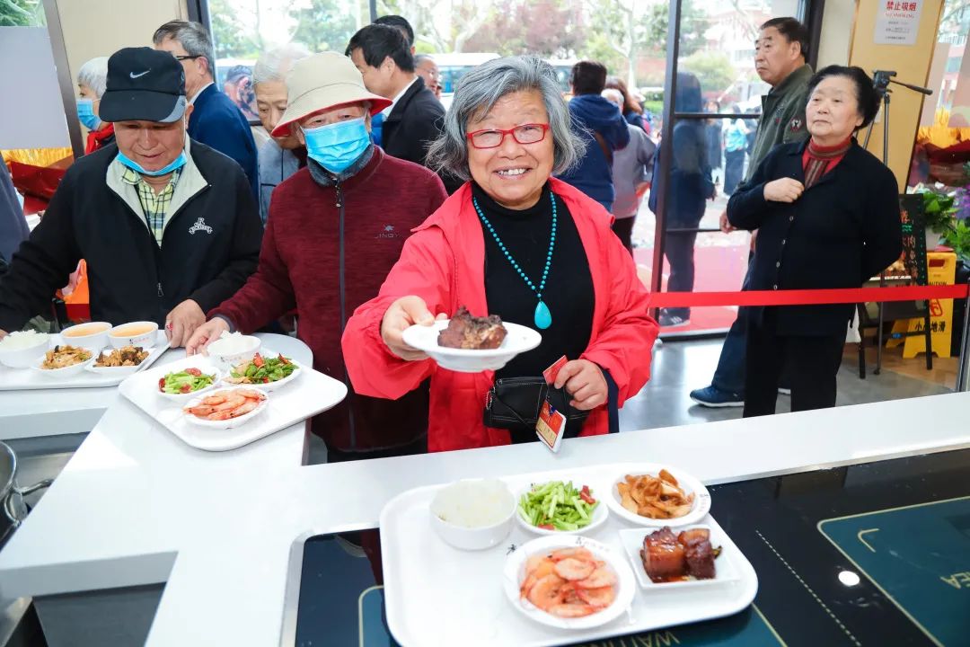 孩子上班,孙子上学,买菜不方便,忙起来不爱做饭等,使老年人助餐服务