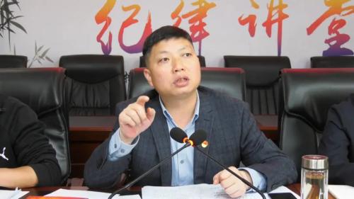 动员大会结束后,鼎湖镇党委书记刘辉给与会人员上了一堂生动的党史