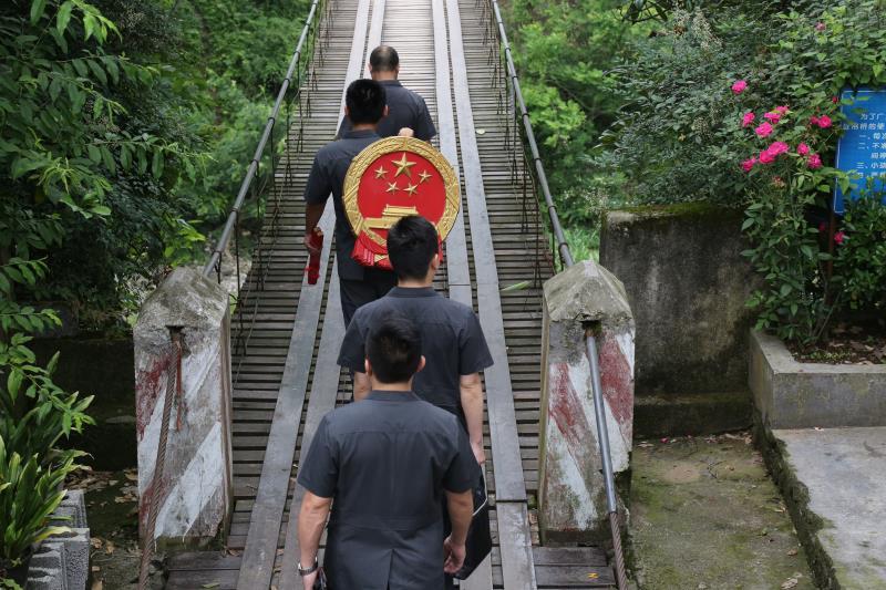 后,服从组织安排到石门县人民法院壶瓶山法庭工作,开始了他的法官生涯