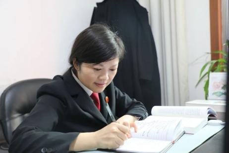 政治部(督察室)干警 谢红梅作为一名政法人,热爱并且一直战斗在中江