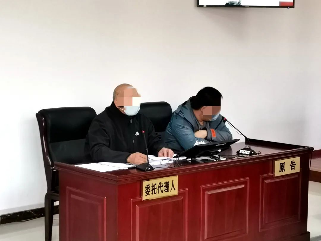 原告于2020年10月4日凌晨五点骑自行车撞上行人并致其死亡,经现场勘验