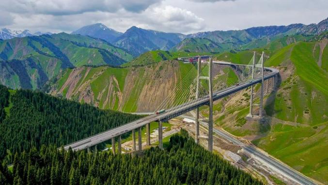 蜿蜒在山间的连霍高速新疆果子沟大桥段(2017年6月1日摄,无人机照片).