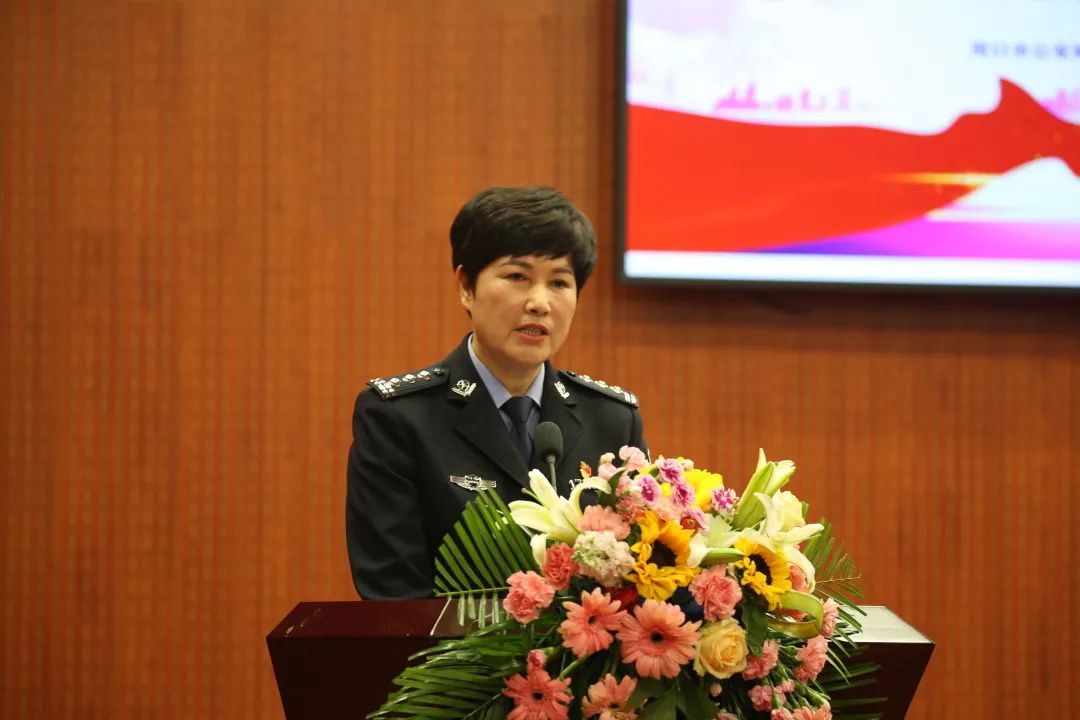 报告会上,宣讲团成员扶沟县公安局局长徐彩云以《致敬英雄崇尚英雄》