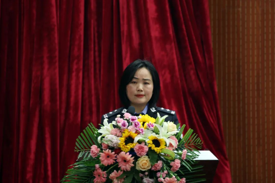 报告会上,宣讲团成员扶沟县公安局局长徐彩云以《致敬英雄崇尚英雄》