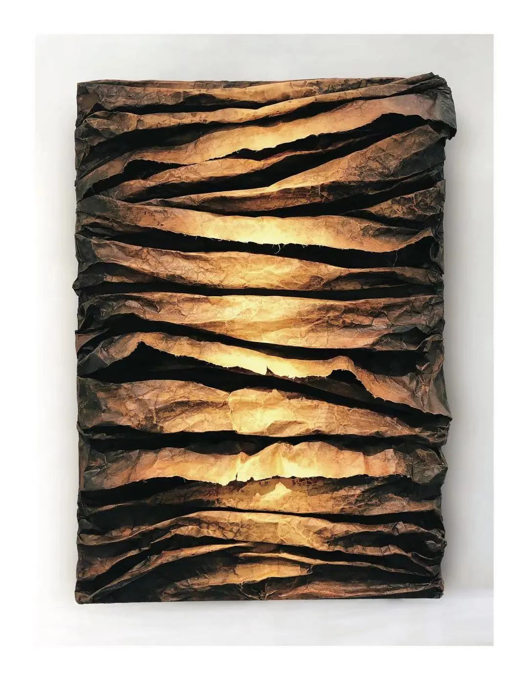 34岁的她用9年触摸了无数张纸做出9米长的衣裳给生活御寒