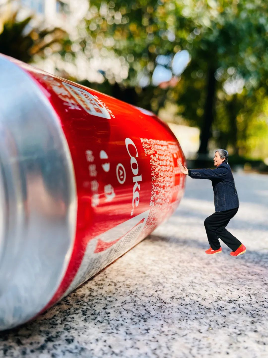 暖心又可爱这个福利院为老人拍小人国创意照