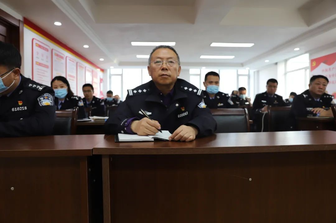 白山市公安局党委委员副局长丁培臣同志到包保新建分局召开转段动员