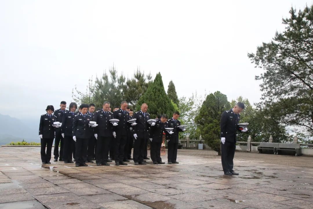 国歌唱毕,全体民警脱帽肃立默哀一分钟,向长眠的革命烈士寄托哀思之情