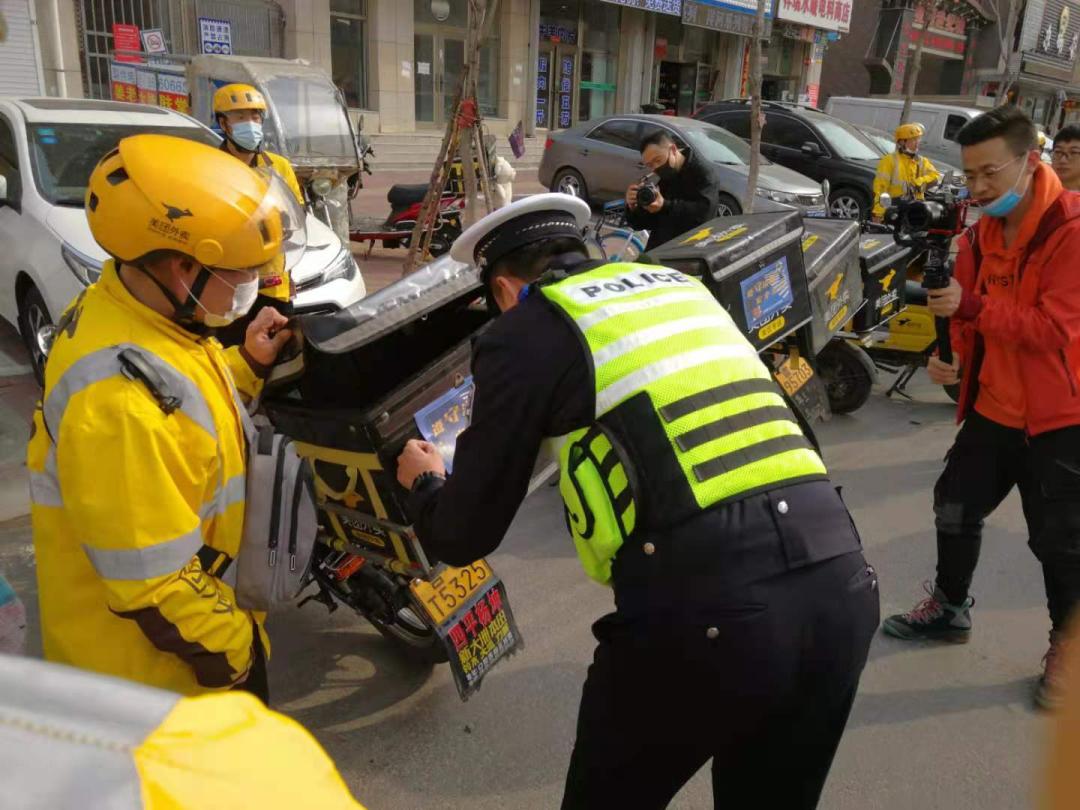 四平市公安局交管支队铁西大队走进美团外卖站点为外卖骑手们弥补交通