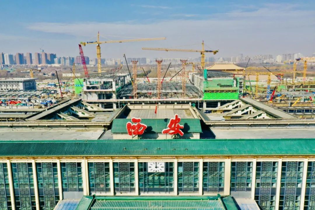 大明宮遺址公園南端丹鳳門外的西安火車站北站房及北廣場建設工地時