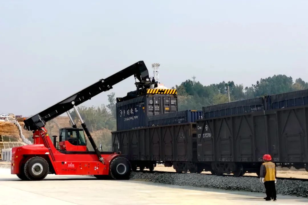 大临铁路首批集装箱货物到达临沧站