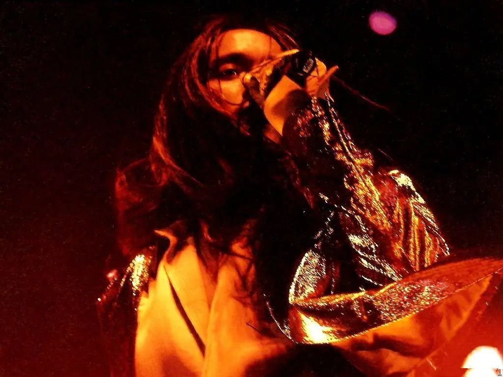 媒体当面对张国荣说好看好听,第二天却写张国荣长发造型像贞子缠身,更