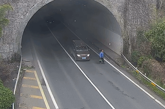 湖南7名行人在高速应急车道行走_ 老人高速行走事故_高速公路行人安全