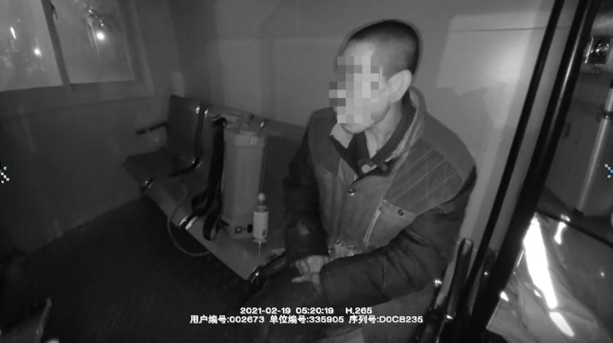 老人高速行走事故_湖南7名行人在高速应急车道行走_高速公路行人安全
