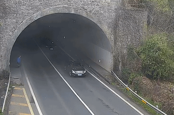  老人高速行走事故_高速公路行人安全_湖南7名行人在高速应急车道行走