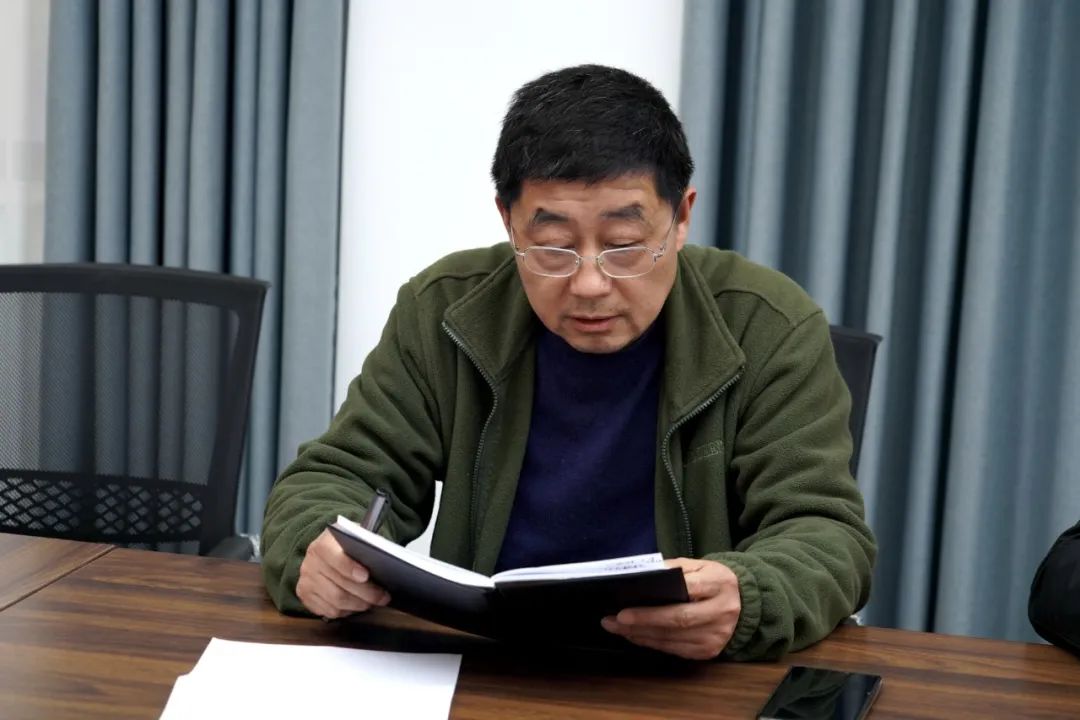 党组成员,审判委员会专职委员余扬传达了市,县政法队伍教育整顿推进会