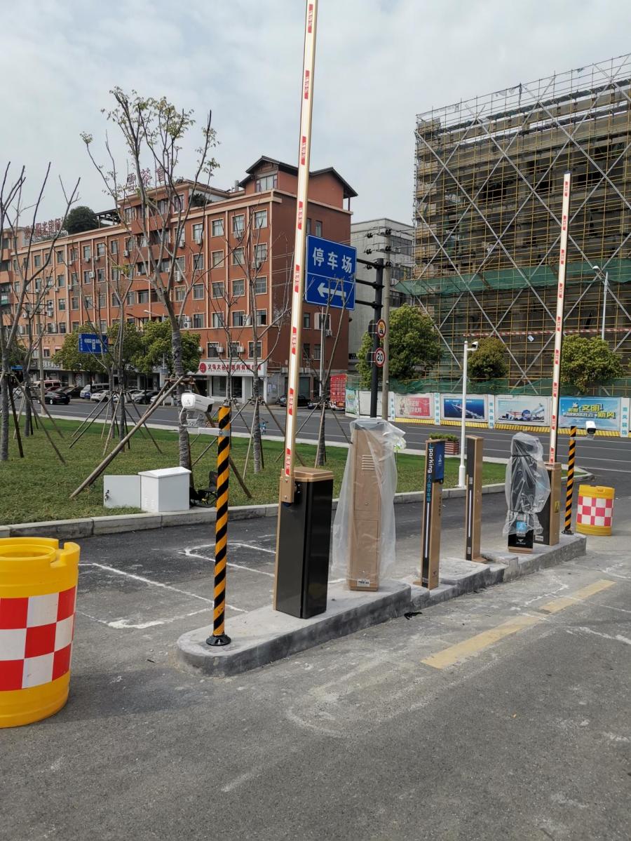 停车场位于西江路和香山路交叉口,现有收费泊位194个,设置出入口"二进