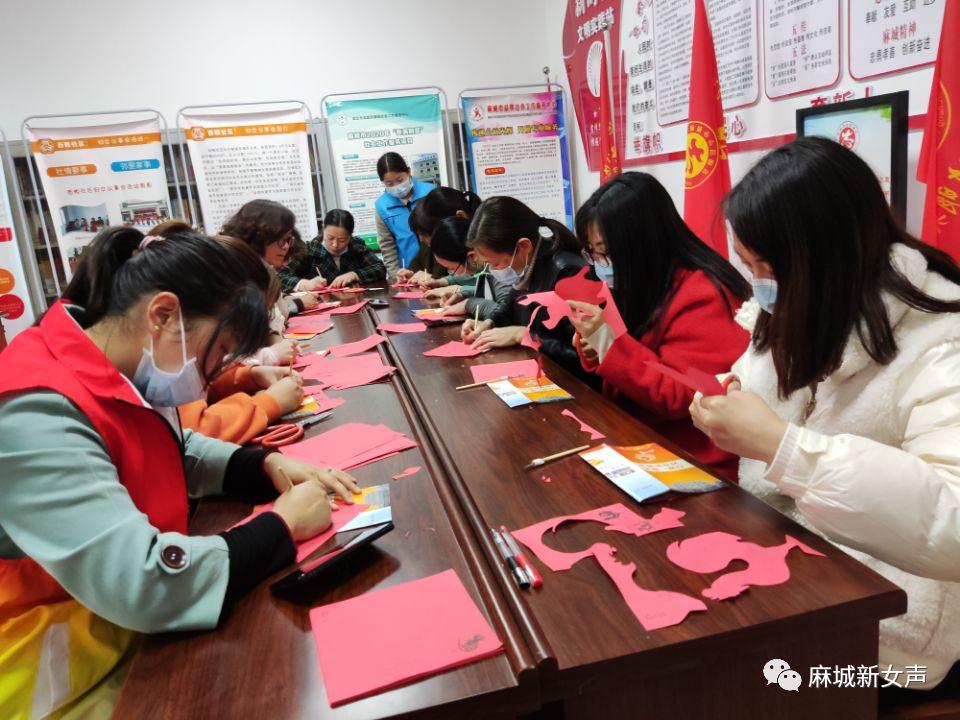 龙池办女干部职工开展手工课堂活动