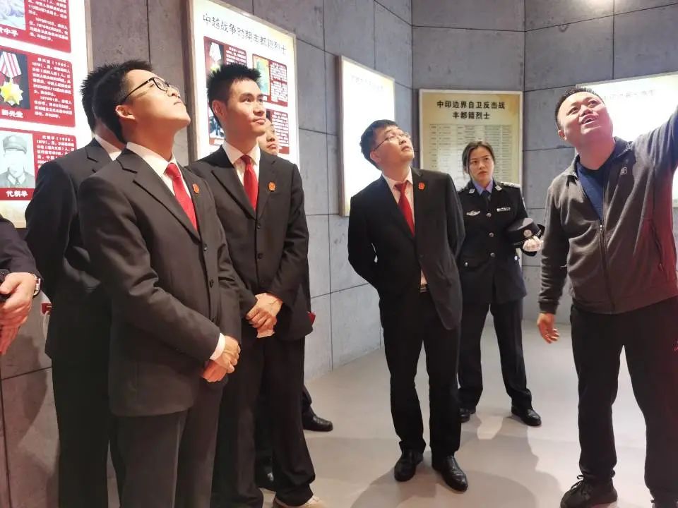 筑牢政治忠诚 传承革命精神 丰都法院组织干警前往丰都县烈士陵园开展