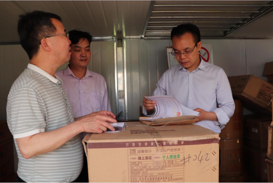 梁荣贵一行先后深入二塘镇鸿兴家懋超市,荣华超市集装