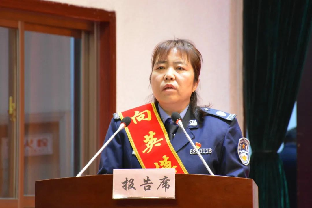 报告会上,英模报告团成员赵如泉,姬晓龙,马天柱,龚晓慧,汪琳,刘小芳等