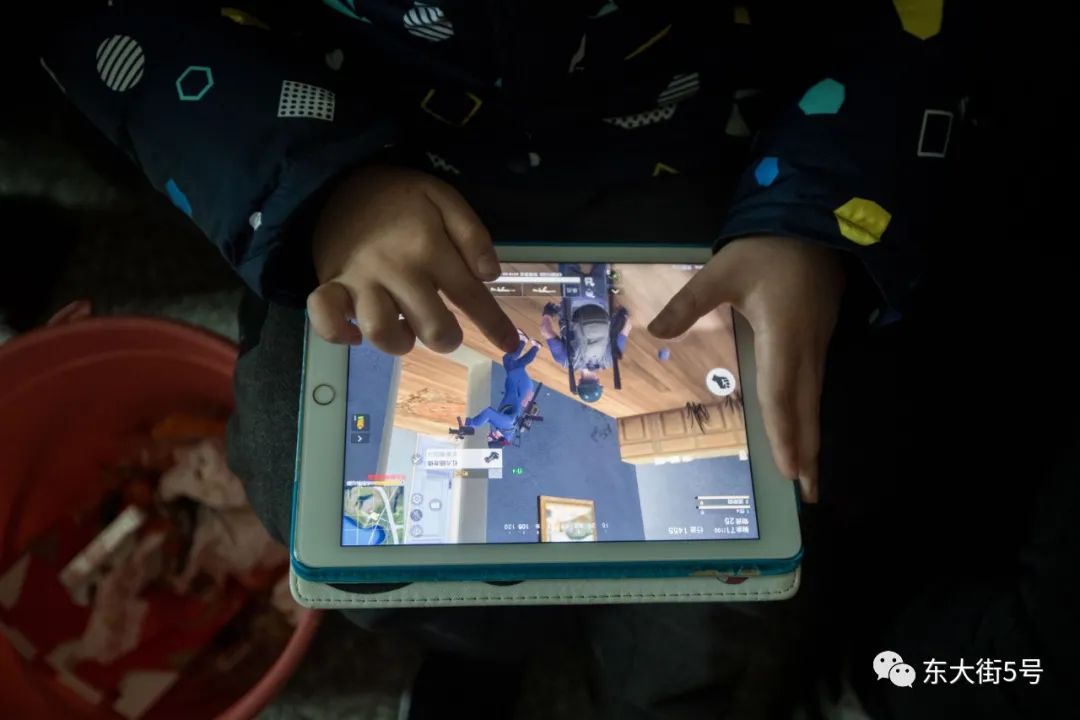 浙江绍兴,一名孩子正在玩平板电脑.许康平摄/光明图片