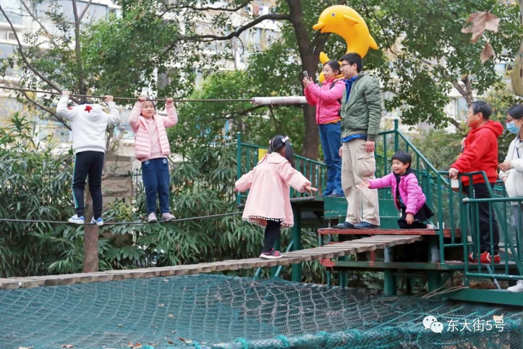 上海和平公園內,孩子們在勇敢者樂園裡參加體育冒險遊戲,感受運動