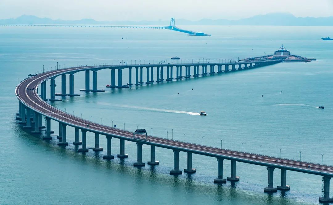 2018年10月,港珠澳大桥正式开通,这是粤港澳三地首次合作共建的超