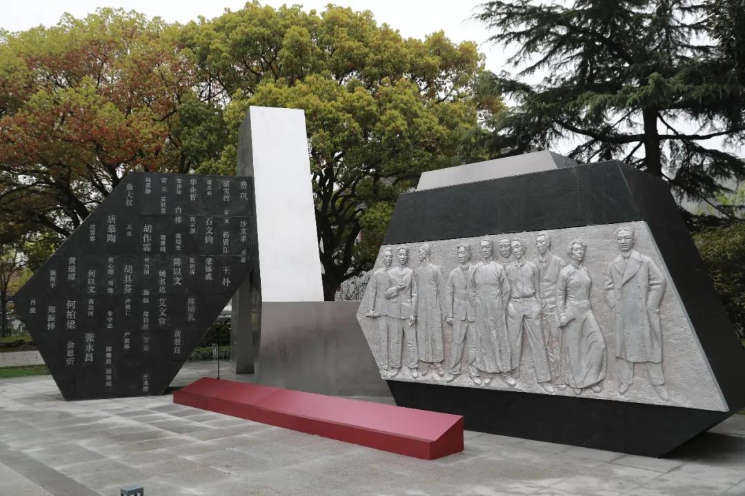让烈士回家复旦烈士纪念雕塑纪念广场今天揭幕附视频
